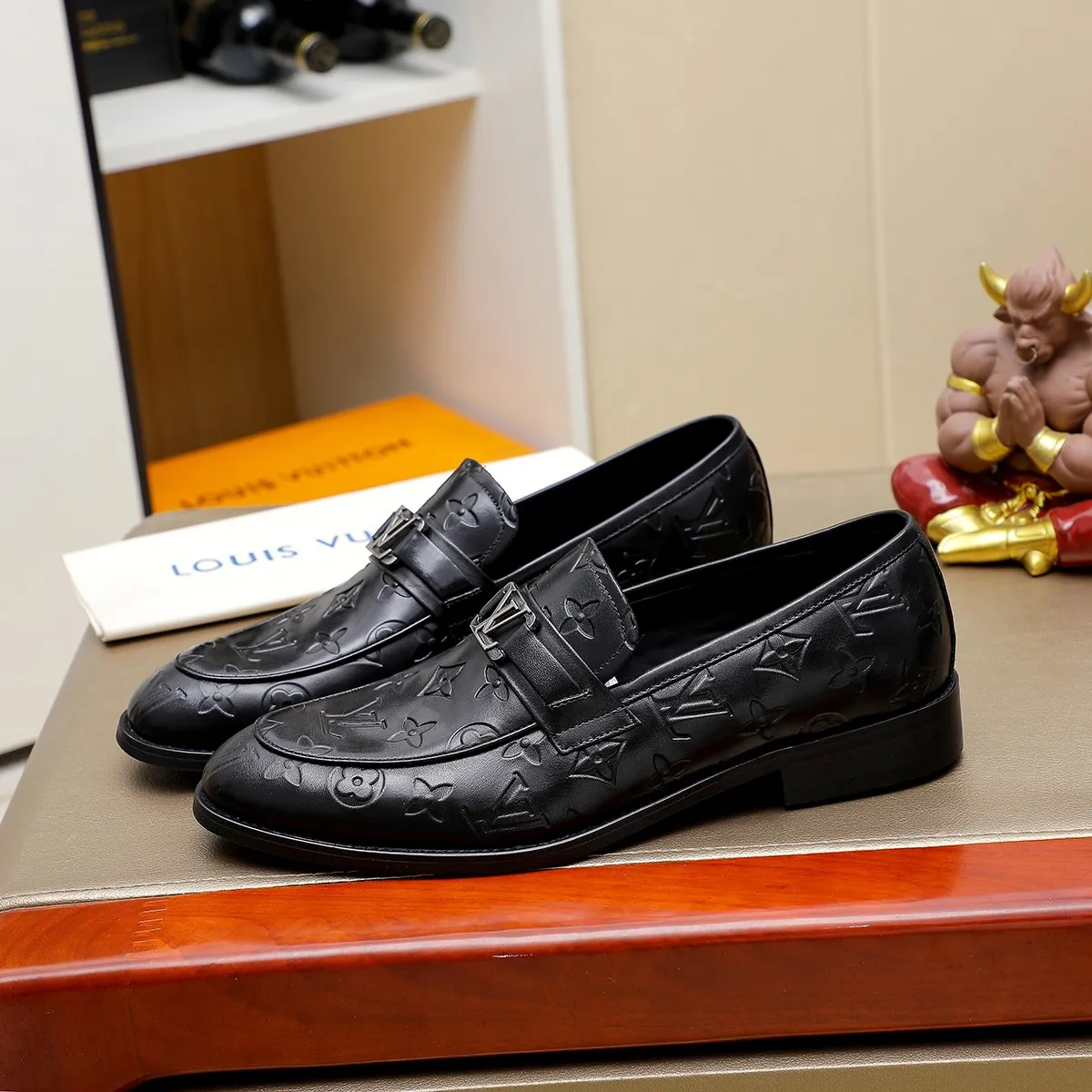 Men's Men's Shoes 💰420 💰[Louis Vuitton] LV high-end business formal leather shoes! ! Luxurious and elegant style, equal emphasis on practicality and style, professional focus on details and quality, counter original 1⃣️: 1⃣️ super accurate reproduction👍🏻! Material: The upper is made of imported original soft 🐂cowhide ➕imported first-layer sheepskin lining. Original anti-slip and wear-resistant outsole! Code number: 39--45, (38.46 custom-made) Large quantities in stock!